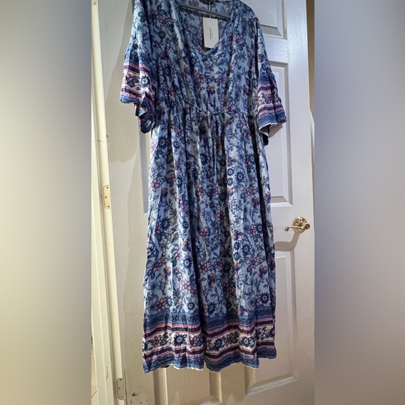 BloomChic periwinkle floral border print dress. Short belled sleeves and v-neck! - Picture 4 of 6